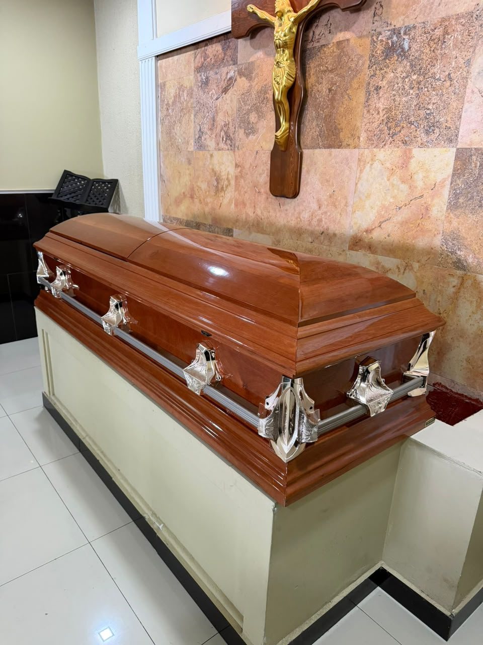 Capilla de velación de Funerales VidaNueva, con ataúd de madera pulida y crucifijo