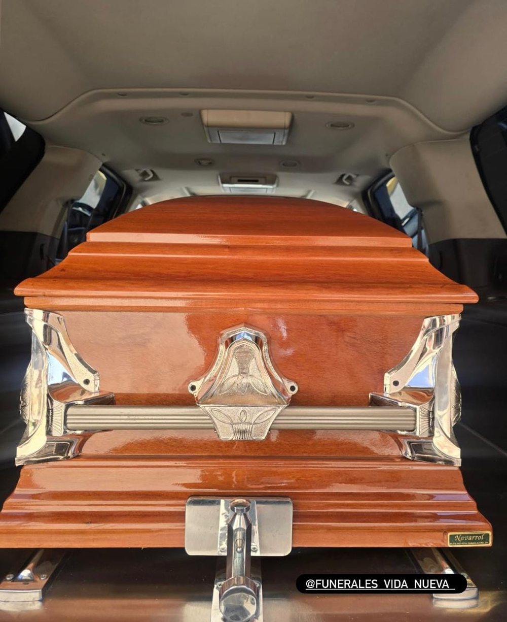 Detalle artesanal tallado a mano en un ataúd de Funerales VidaNueva