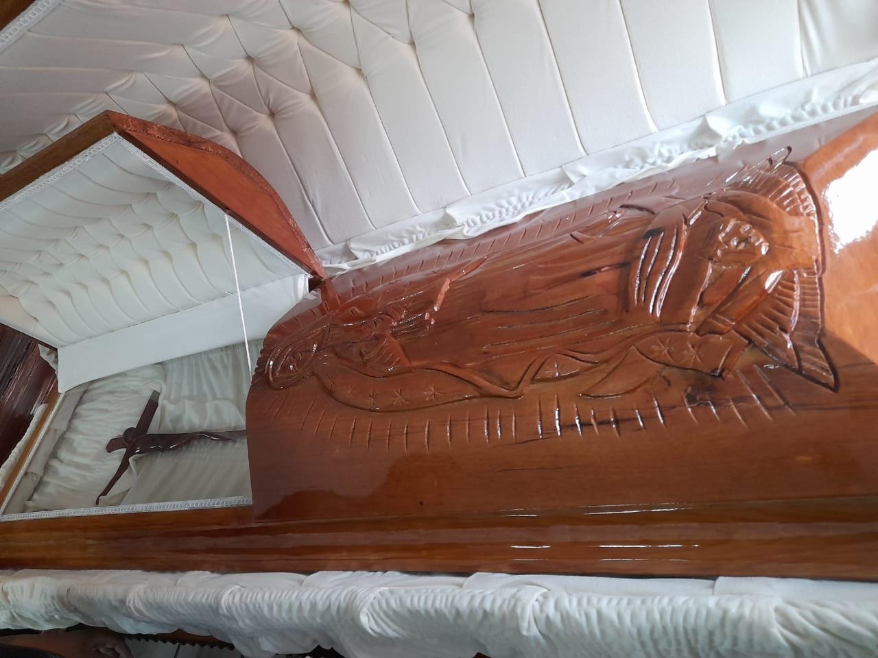 Detalle tallado a mano con motivo religioso en un ataúd de Funerales VidaNueva