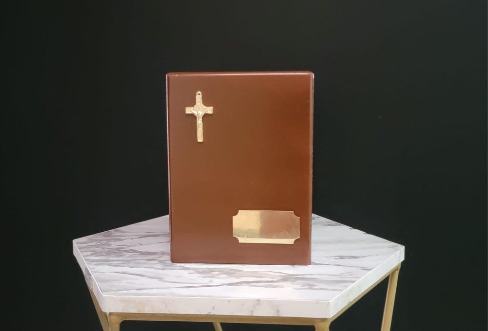 Biblia con crucifijo, parte del acompañamiento espiritual en la ceremonia